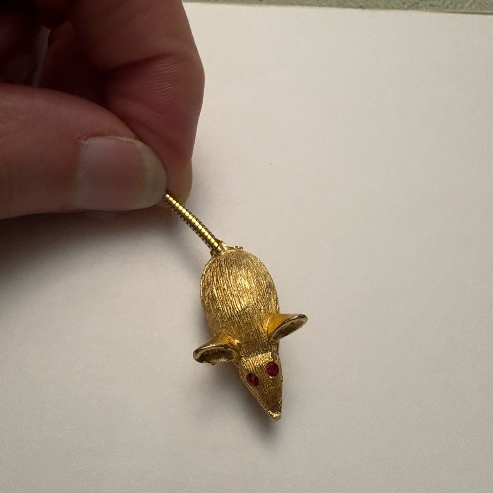Vintage 70s Children’s Gold Mouse Pin w/ Red Eyes and Long Tail Costume Jewelry - Picture 2 of 12